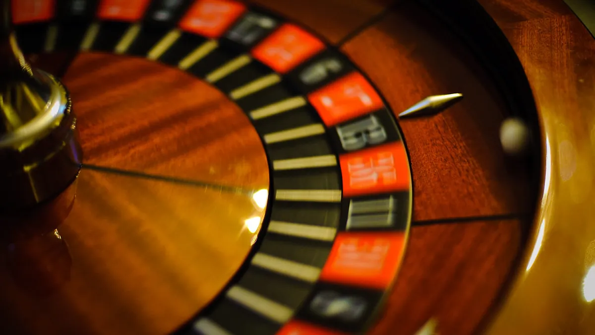 Vergleichstisch mit Laptop und Casino-Chips